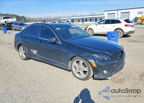 2011 Mercedes-Benz C 300 z USA, uszkodzony, nr VIN WDDGF5EB8BR156067